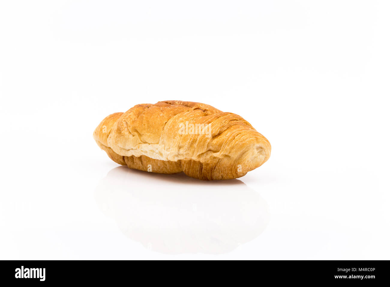 Tradizionale Francese breakfest croissant al cioccolato isolato su sfondo bianco Foto Stock