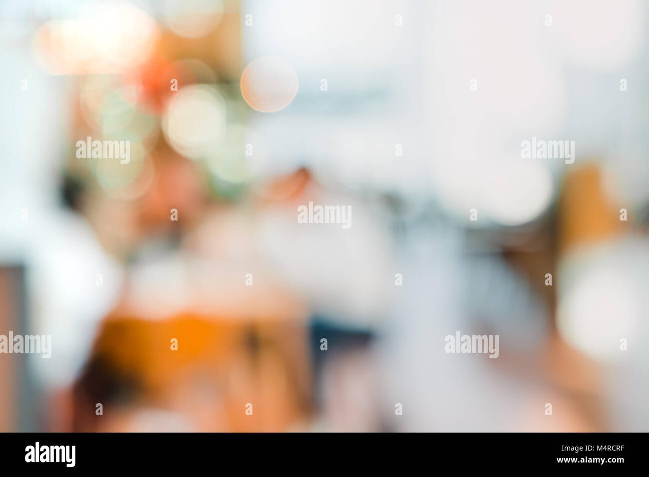 Sfocare lo sfondo del cliente seduto nella caffetteria o ristorante cafe con bokeh di luce. Foto Stock