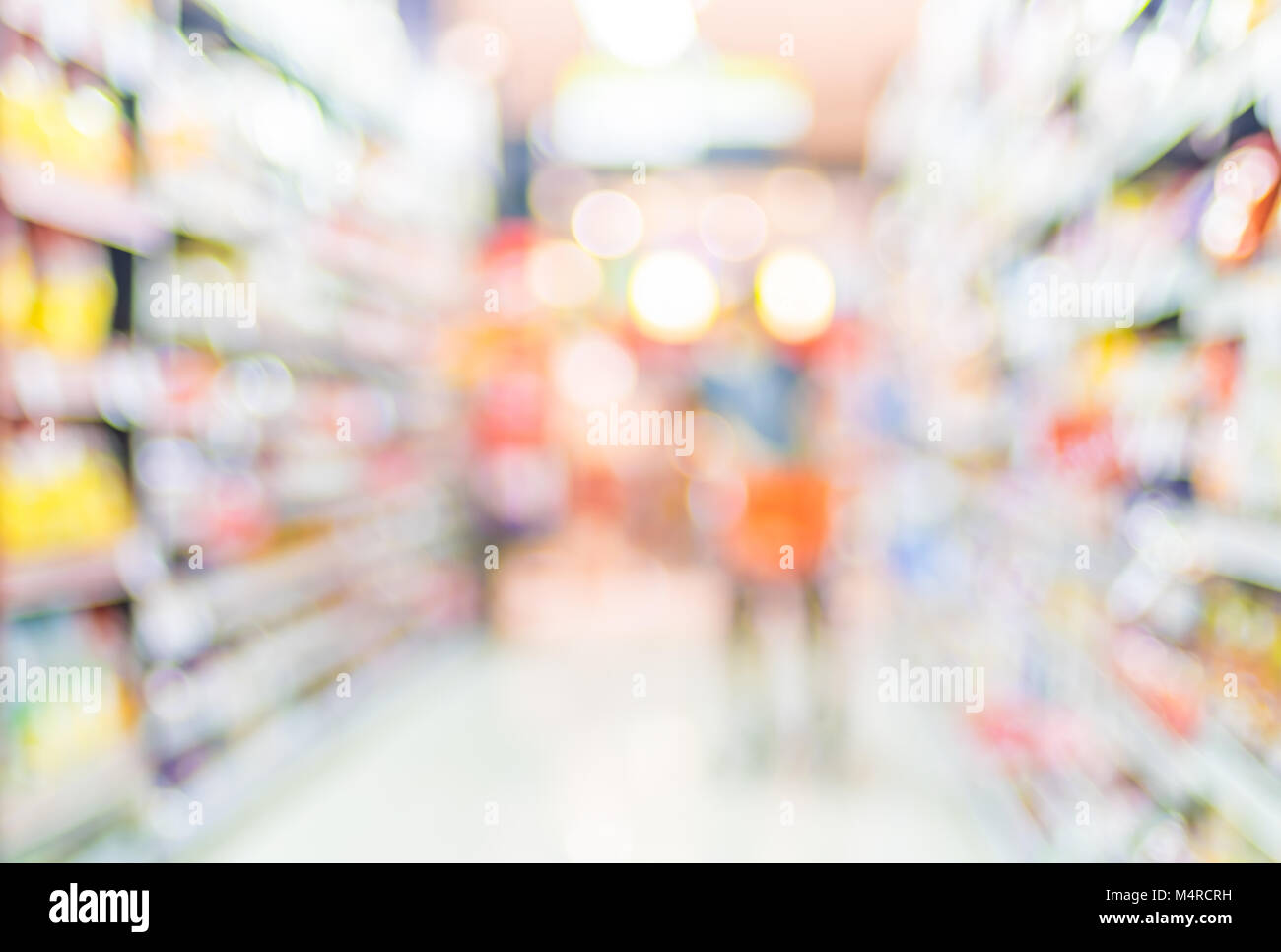 Blur sullo sfondo del cliente shopping con carrello al supermercato store prodotto mensola con luce bokeh di fondo Foto Stock