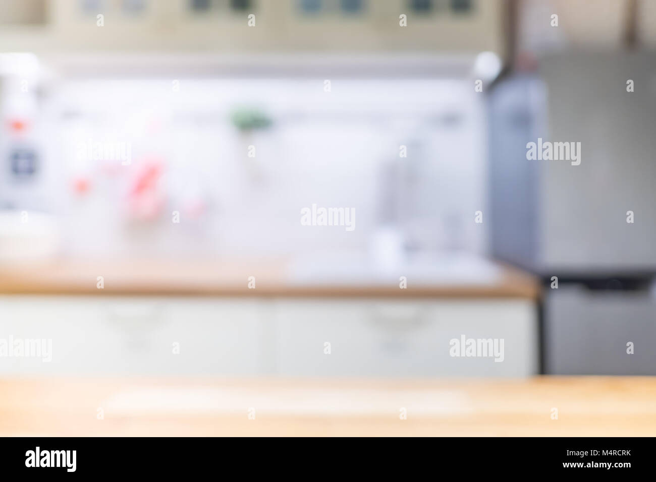 Filtro vintage di blur sullo sfondo,cucina moderna bancone con apparecchi casalinghi e bokeh di luce. Foto Stock