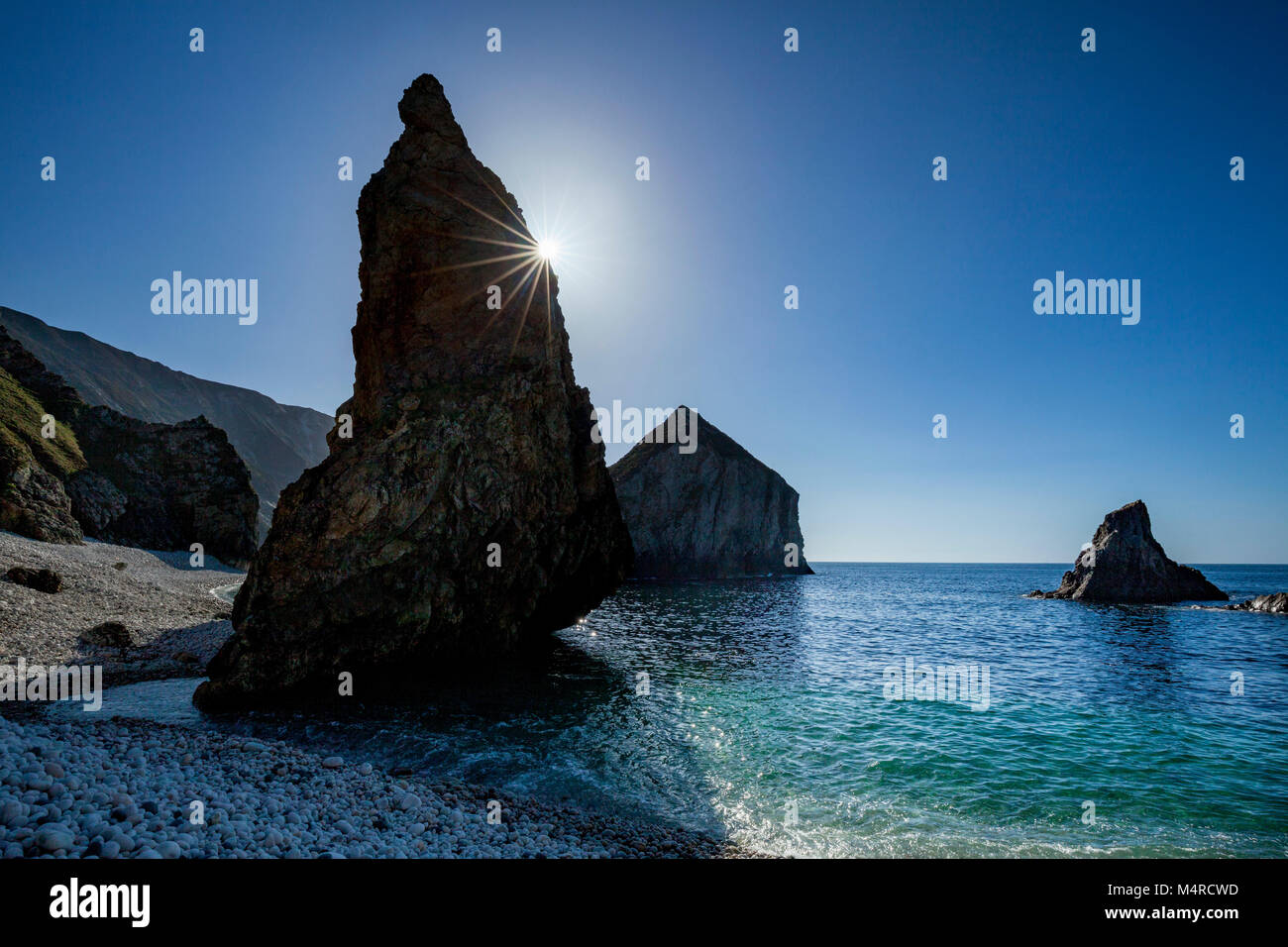 Mare costiero di pile e pinnacoli da una tempesta spiaggia sotto Slieve Tooey, County Donegal, Irlanda. Foto Stock