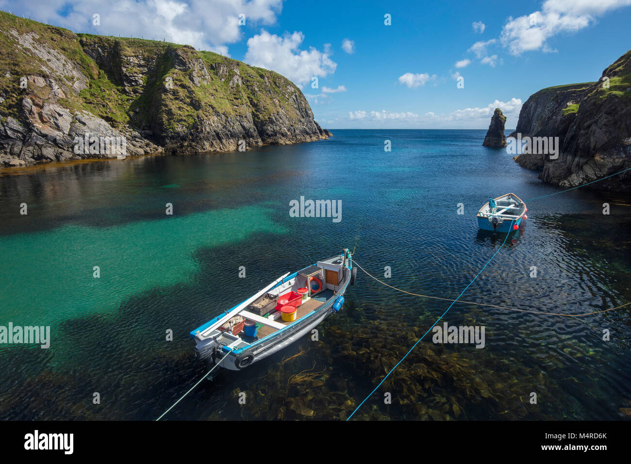 Barche da pesca ormeggiate a Malin Beg Harbour, County Donegal, Irlanda. Foto Stock