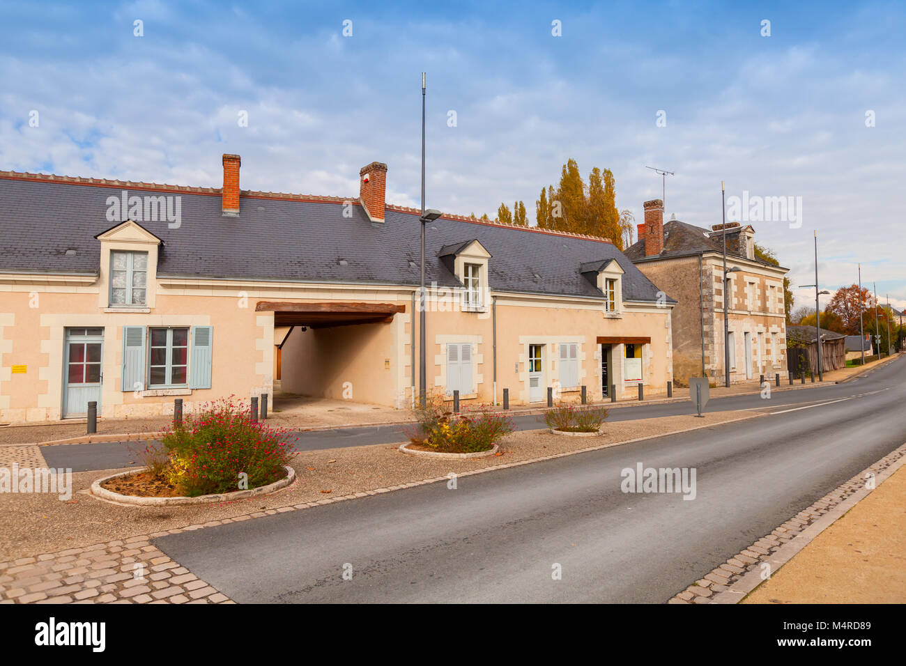 Street view con le vecchie abitazioni di facciate. Fougeres-sur-Bievre, città medievale nella Valle della Loira, Francia Foto Stock