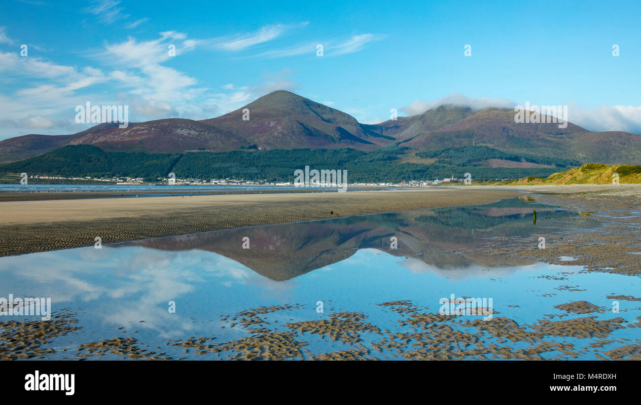 Mourne Mountains riflessa in Murlough Beach, Murlough Riserva Naturale, County Down, Irlanda del Nord. Foto Stock