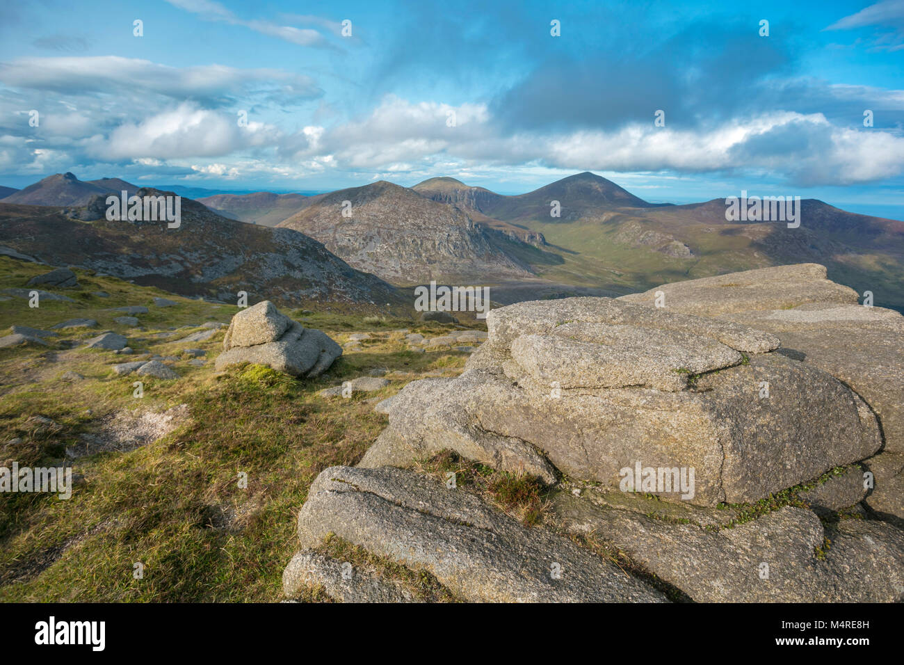 Vista verso Slieve Donard da Slieve Binnian, Mourne Mountains, County Down, Irlanda del Nord. Foto Stock