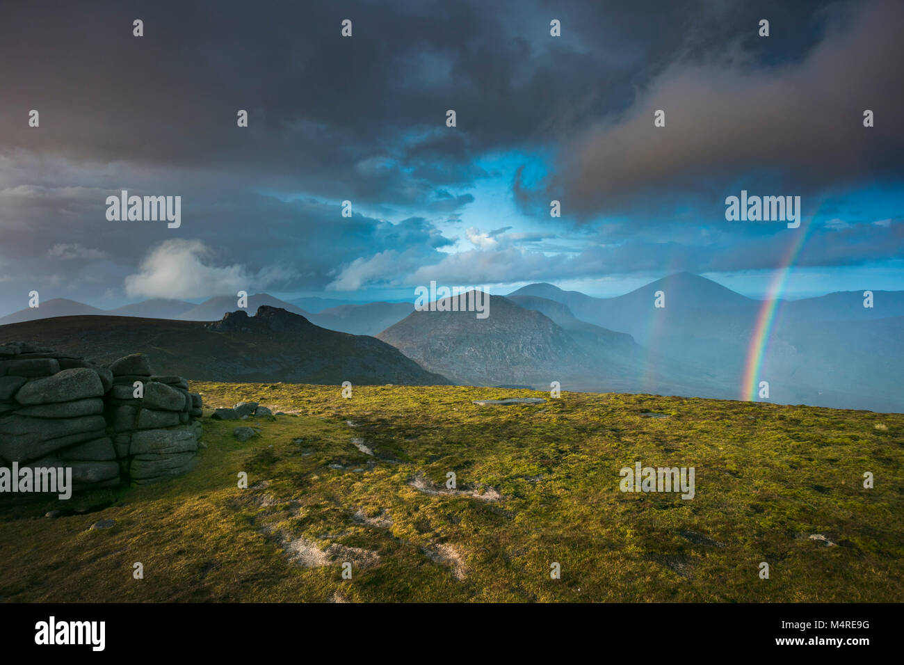 Rainbow over the Mourne Mountains da Slieve Binnian, County Down, Irlanda del Nord. Foto Stock