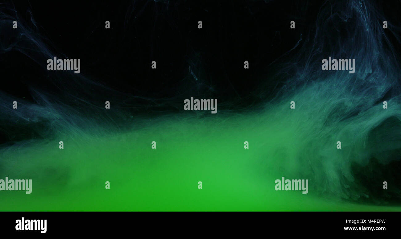 Verde i colori di inchiostro in acqua liquida la creazione di forme di arte Foto Stock