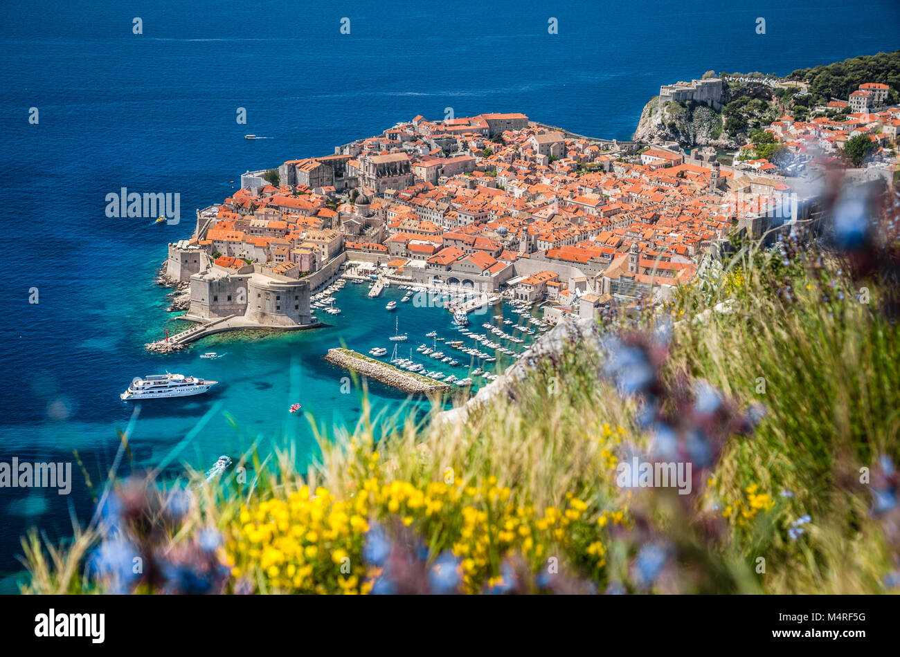 Vista aerea del centro storico di Dubrovnik, una delle più famose destinazioni turistiche del Mar Mediterraneo, dal monte Srd, Croazia Foto Stock