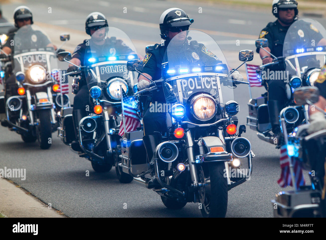 Diversi poliziotti motociclo forniscono un escort per un gruppo di motociclisti in procinto di iniziare una carità in bicicletta il 7 ottobre 2017 in Buford, GA. Foto Stock