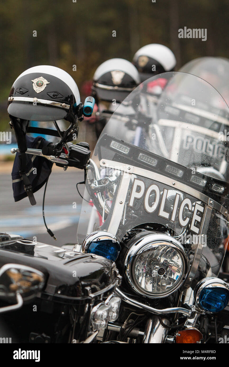 La polizia non occupato i motocicli sono allineate in una fila, prima dell'inizio di una carità moto il 7 ottobre 2017 in Buford, GA. Foto Stock