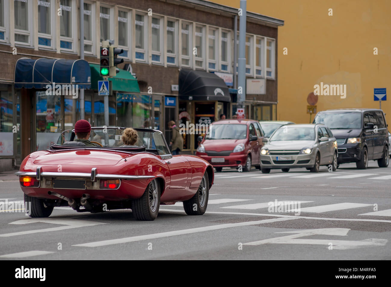Bellissimo rosso convertibili auto sulla strada a Turku, in Finlandia Foto Stock