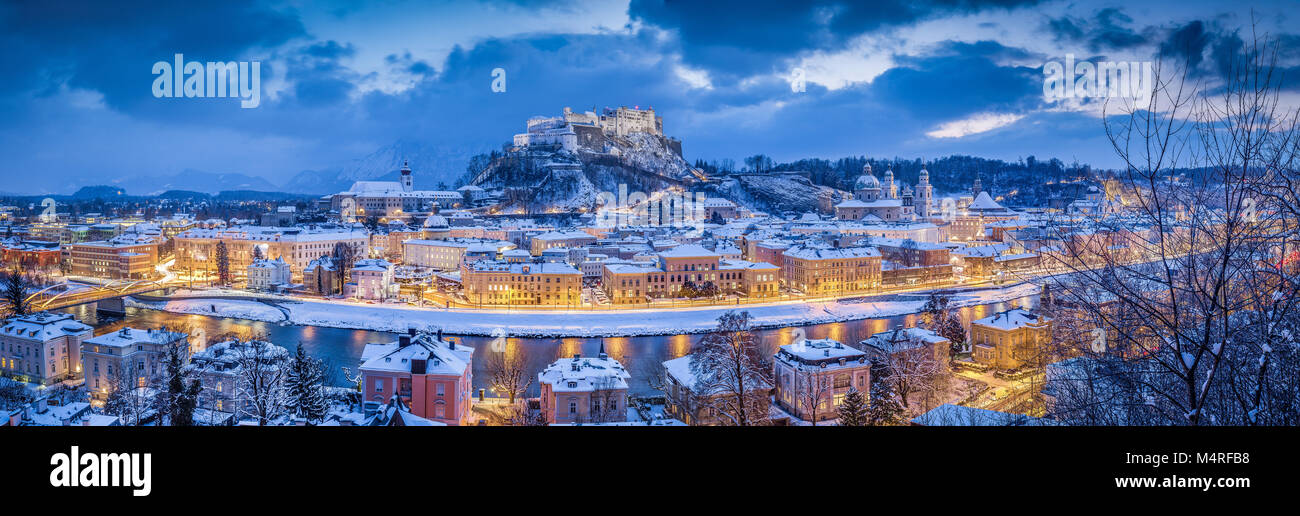 Classic crepuscolo panoramica vista del centro storico di Salisburgo con la famosa fortezza di Hohensalzburg durante il tempo di Natale in inverno al tramonto, Austria Foto Stock