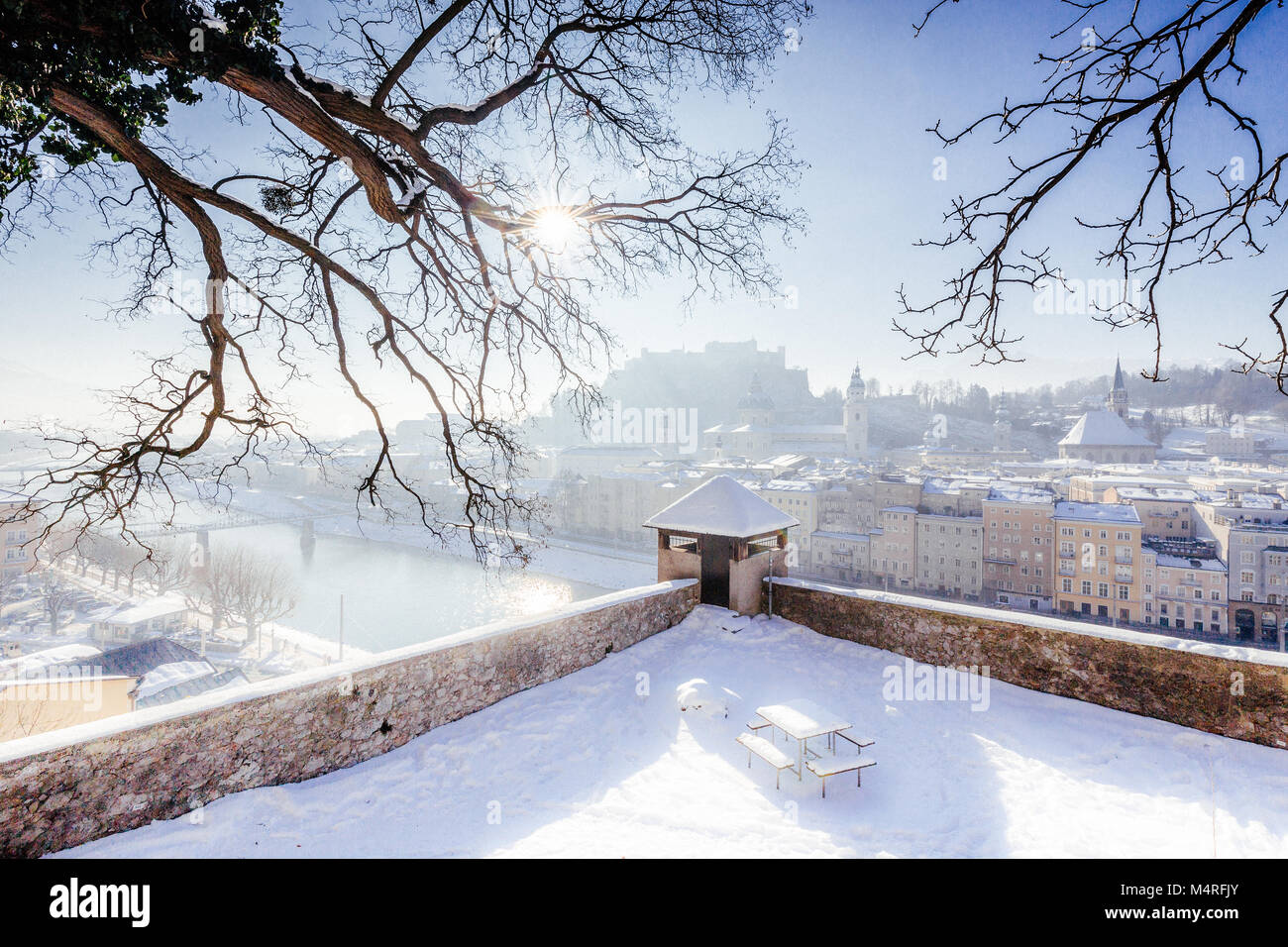 Visualizzazione classica del centro storico della città di Salisburgo con la famosa fortezza di Hohensalzburg e il fiume Salzach in una giornata di sole in inverno, Austria Foto Stock