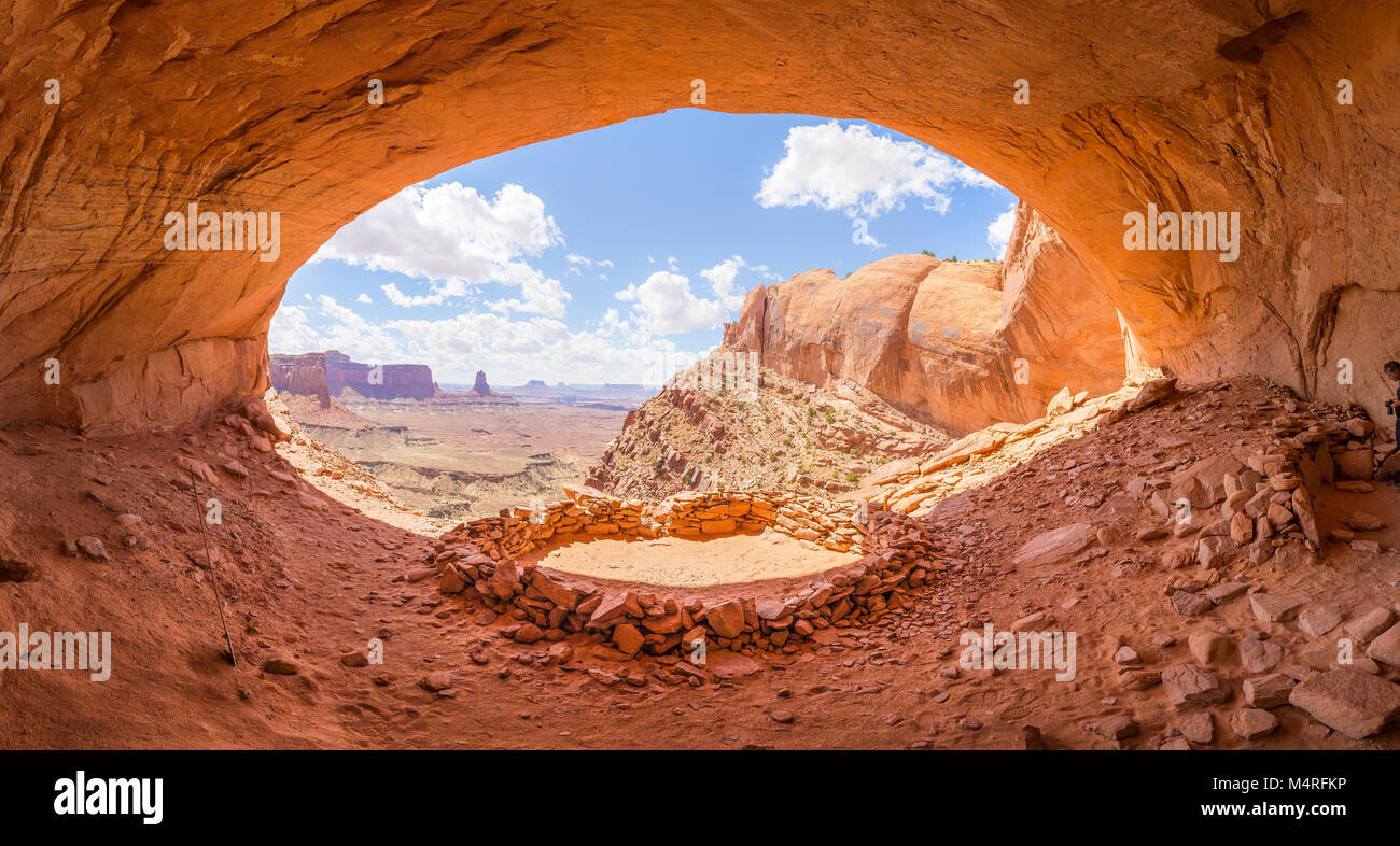 Un vecchio cerchio di pietra arenaria noto come falsa Kiva siede sopra il piano della valle del Parco Nazionale di Canyonlands nascosto in un angolo nascosto, Utah, Stati Uniti d'America Foto Stock