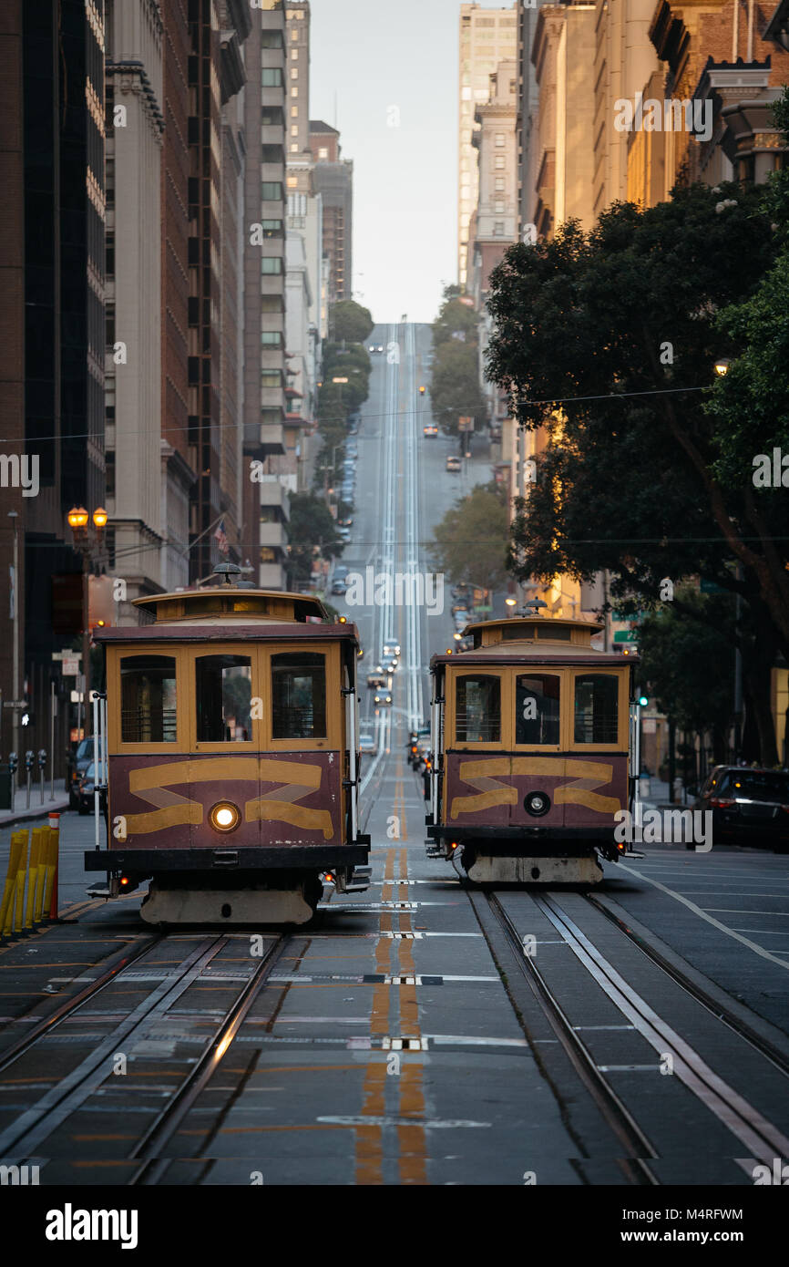 Visualizzazione classica della storica tradizionale cavo auto equitazione sulla famosa California Street nella luce del mattino al sorgere del sole, San Francisco, California, Stati Uniti d'America Foto Stock