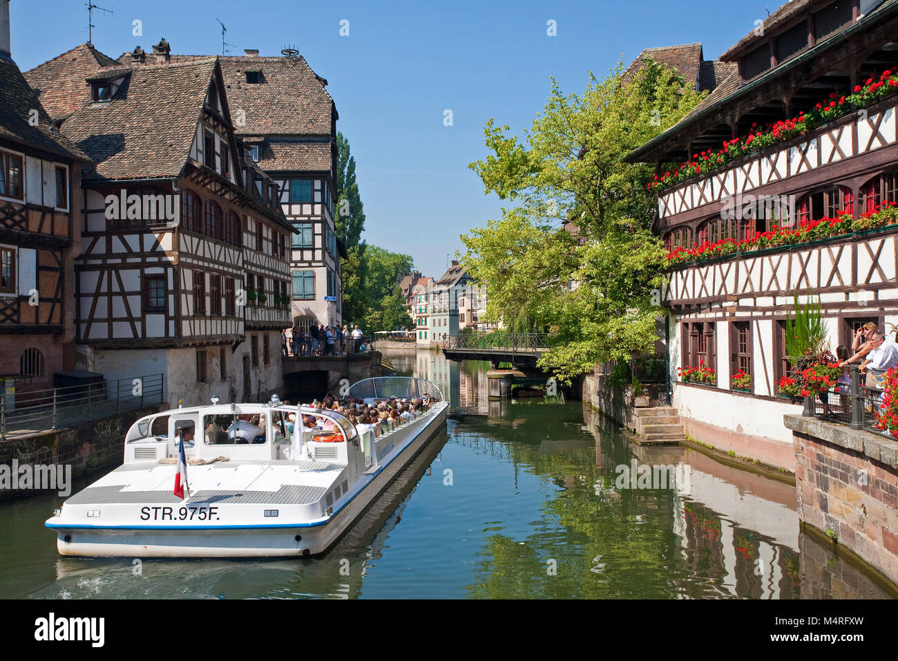 Escursione in barca sul fiume Ill passando la Maison des Tanneurs a La Petite France (Little France), Strasburgo, Alsazia, Bas-Rhin, Francia, Europa Foto Stock