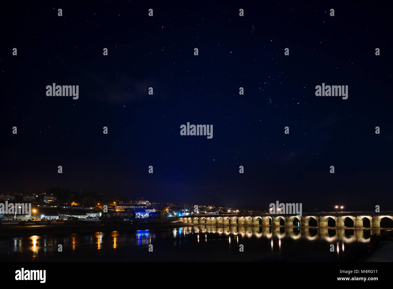 Bideford ponte sopra il fiume Torridge illuminata di notte Foto Stock