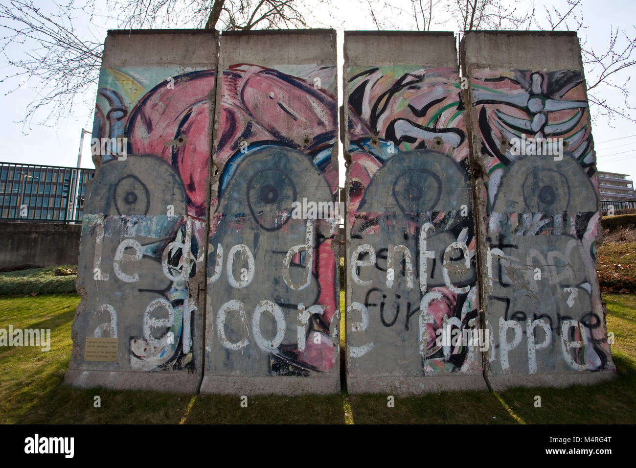 Parte del muro di Berlino alla Corte di giustizia europea per i diritti umani di Strasburgo, Alsazia, Bas-Rhin, Francia, Europa Foto Stock