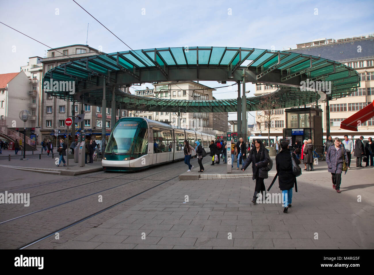 Paesaggio urbano, le persone alla fermata 'Homme de Fer", Piazza Kleber, Strasburgo, Alsazia, Bas-Rhin, Francia, Europa Foto Stock