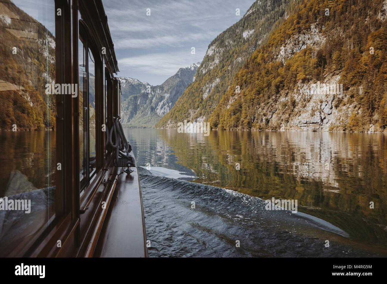 Visualizzazione classica del tradizionale imbarcazione di passeggeri sul famoso Lago Konigssee su una bella giornata di sole con cielo blu e nuvole in caduta, Berchtesgadener Land, B Foto Stock