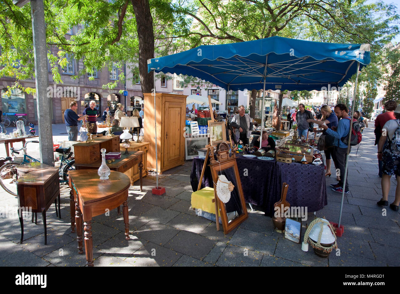 Il mercato delle pulci di Rue du Vieil Hopital, Strasburgo, Alsazia, Bas-Rhin, Francia, Europa Foto Stock
