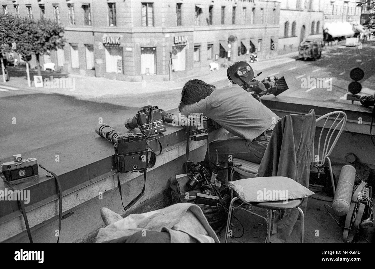 Stoccolma uno del fotografo schiacciare un pisolino sotto sorveglianza per i media della Norr Malmstorgs rapina in banca Foto Stock