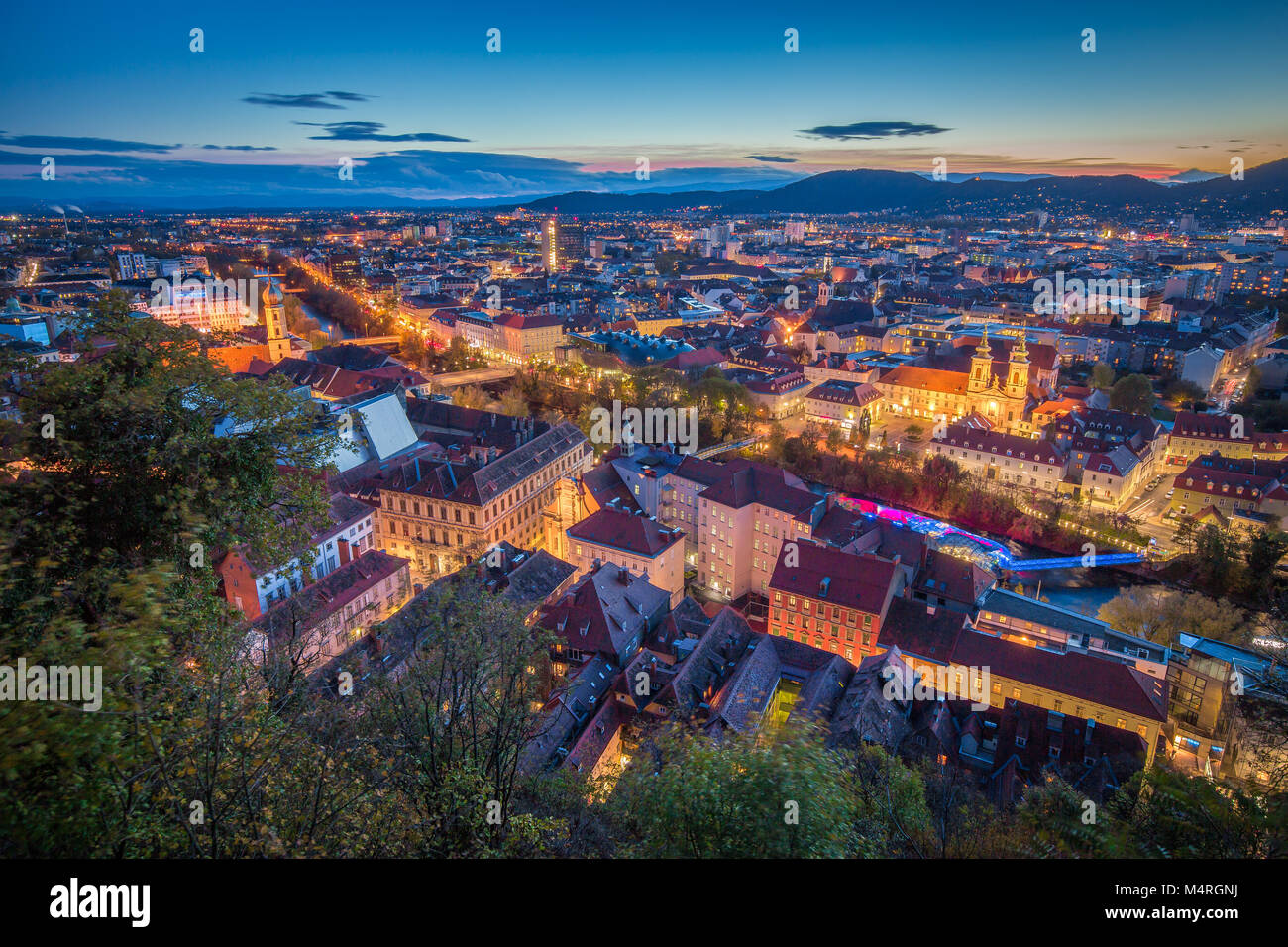 Panoramica vista aerea della città vecchia di Graz da Grazer Schlossberg (castle hill) nella bella crepuscolo serale al tramonto, Stiria, Austria Foto Stock