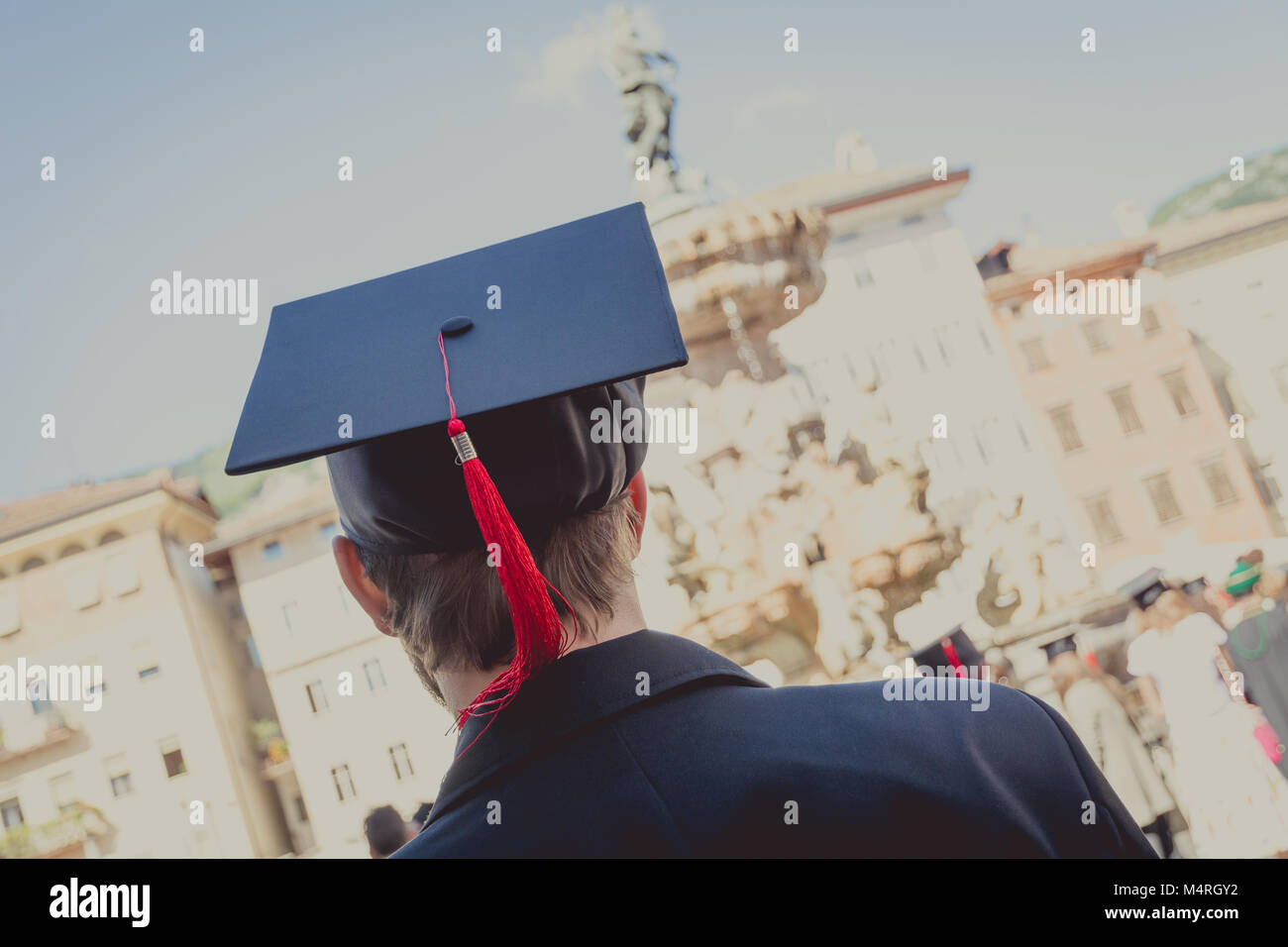 Ritorno del laureato durante la cerimonia di laurea. Primo piano sul tappo graduato. Istruzione, persone, concetto laureato - Foto Stock