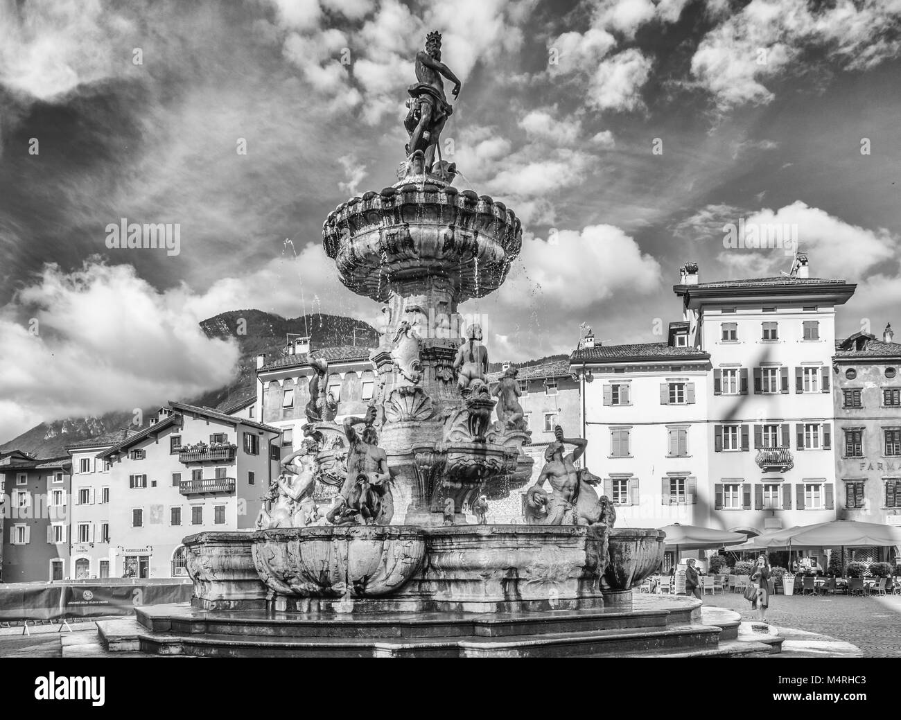 Trento città: Piazza Duomo, con la torre dell orologio e il tardo barocca fontana del Nettuno. Città in Trentino Alto Adige, Italia settentrionale, l'Europa. Foto Stock