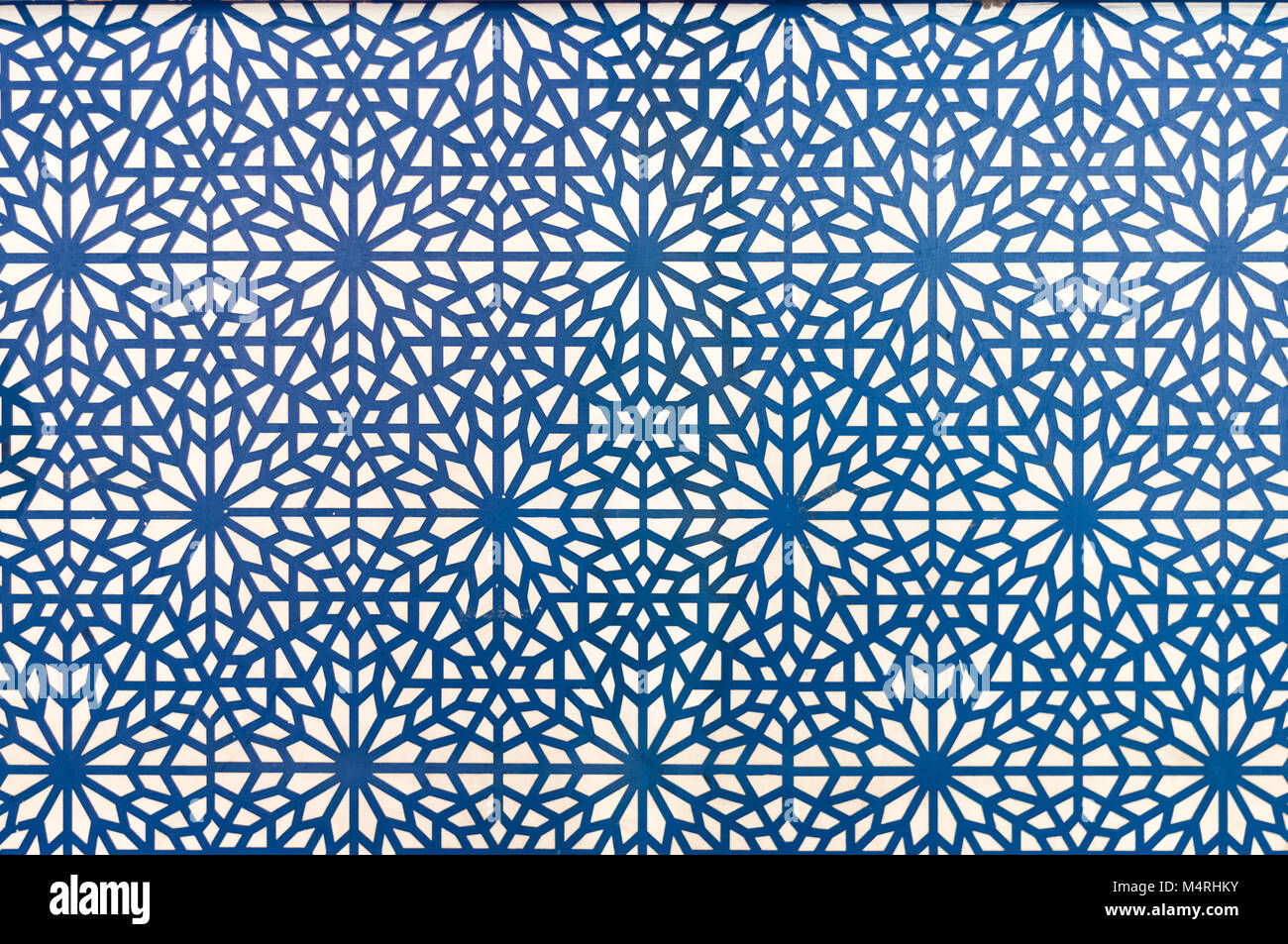 Stile Arabo pattern usando linee blu su sfondo bianco. un adesivo su una parete. Foto Stock