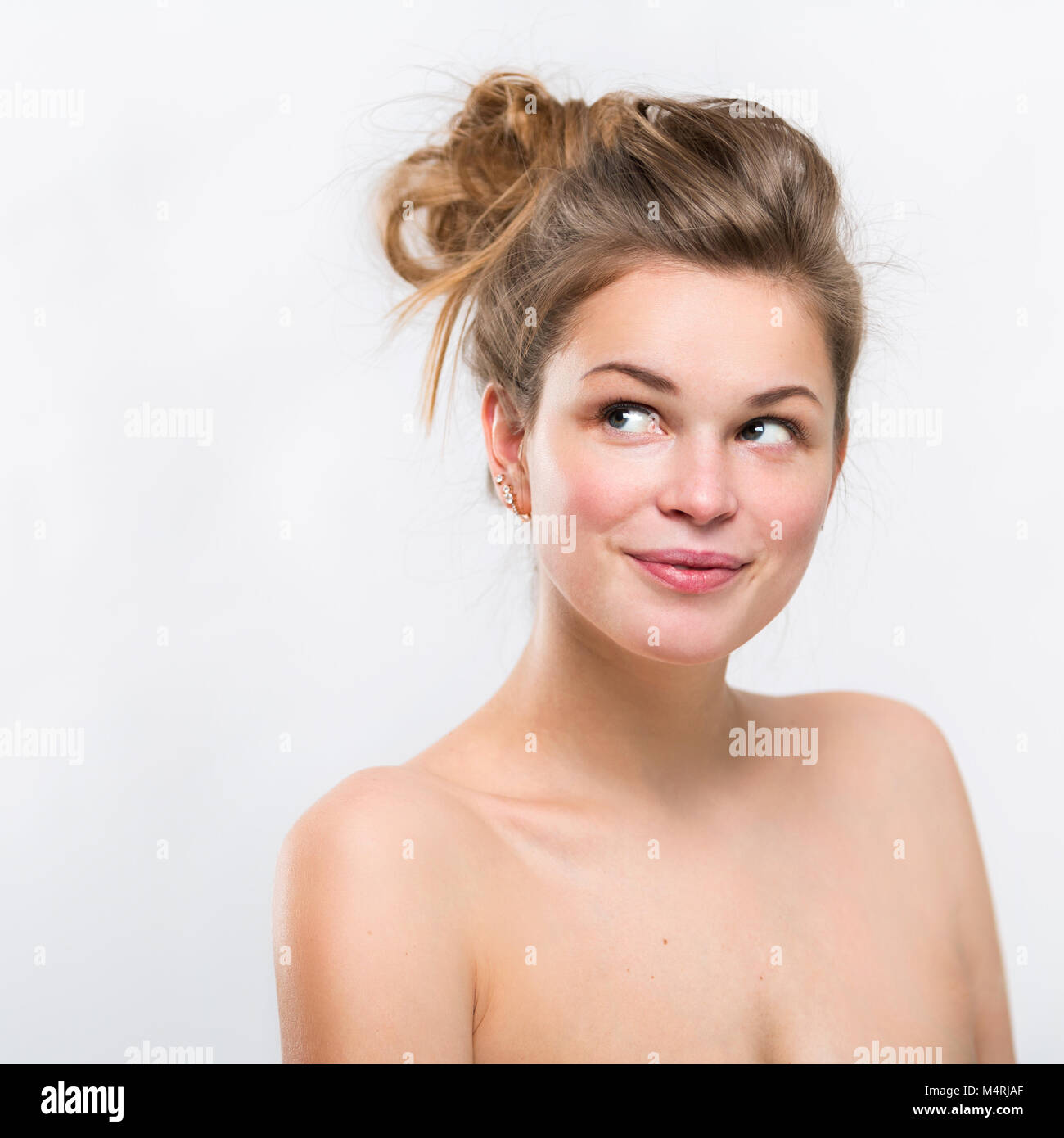Ritratto di una giovane e bella donna sorridente. La ragazza dei sogni. Volto femminile closeup Foto Stock