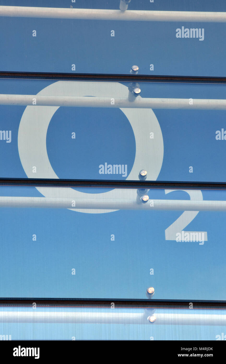 O2 mobile telefono fornitore di rete e comunicazioni gigante sulla strada alta. i telefoni cellulari e i dispositivi mobili fornitori di servizi di rete O2 segno distintivo corporate. Foto Stock