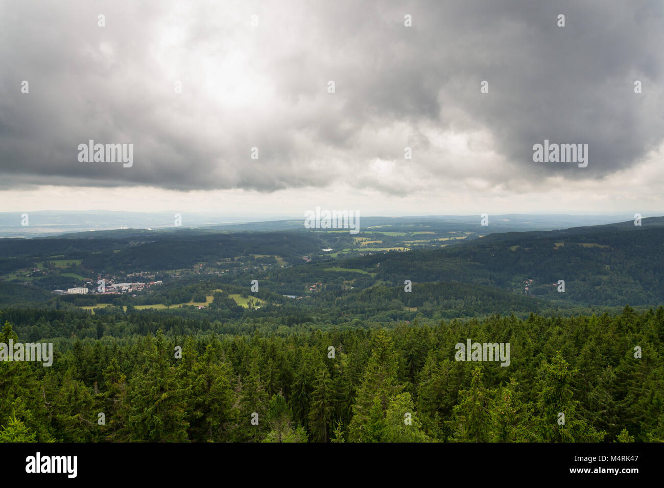 Bella estate forest view da Pajndl Lookout Tower, Krusne Hory Foto Stock