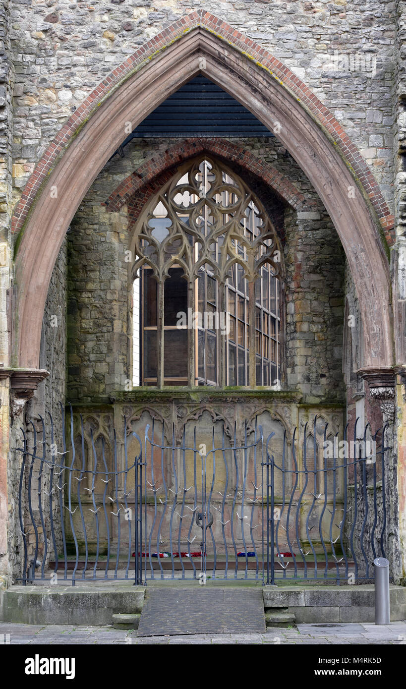 L'ingresso alla chiesa di holyrood marina mercantile memorial nel centro della città di Southampton. Rovine della vecchia chiesa monumento a ricordo del mare mercantile Foto Stock
