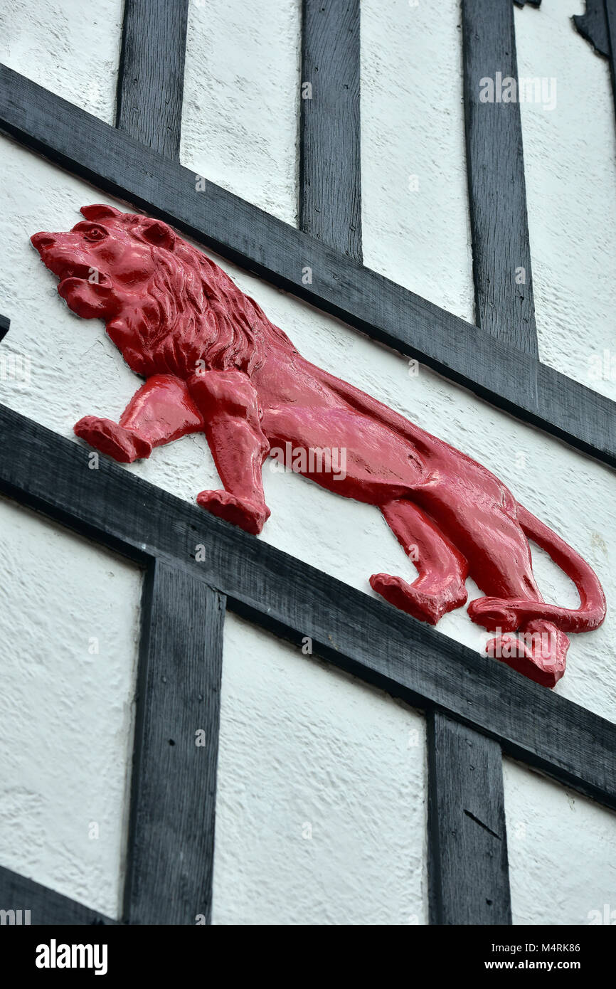 Un grande re Lion su un segno al di sopra di una porta su un pub o locali con licenza. I nomi dei pub e distintivi di segni e di simboli nomi tradizionali di case pubbliche. Foto Stock