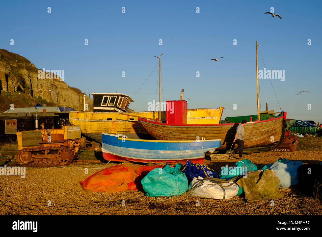 Hastings Old Town Stade Beach con il vecchio legno barche da pesca in attesa di restauro, Rock-a-Nore, East Sussex, Regno Unito Foto Stock