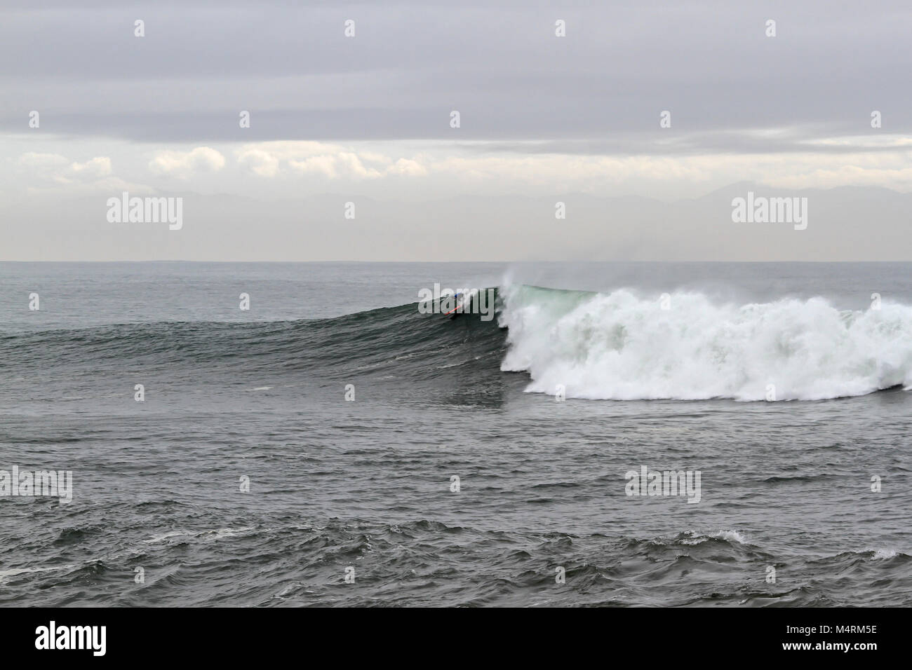 Un surfista cavalca un ondata di Santa Cruz, California, Stati Uniti Foto Stock