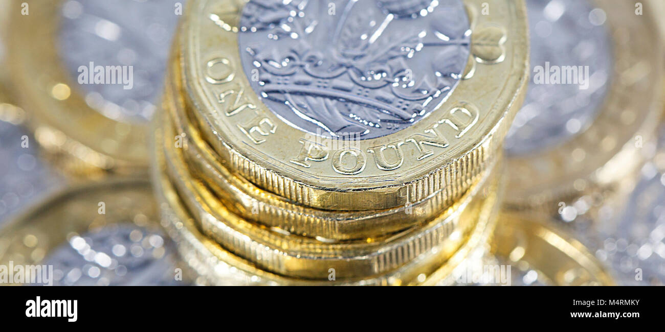 Sterlina inglese. Una libbra di monete in un formato panoramico Foto Stock