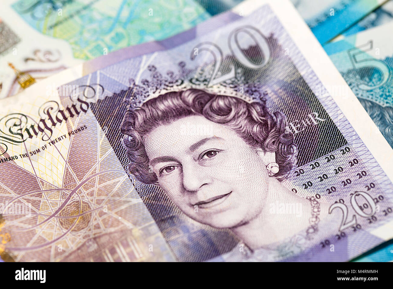 Swansea, Regno Unito: Dicembre 09, 2016: Close up di una ventina di British pound nota, che mostra la testa della regina Elisabetta II. 5 libbra di note può essere visto dietro, Foto Stock