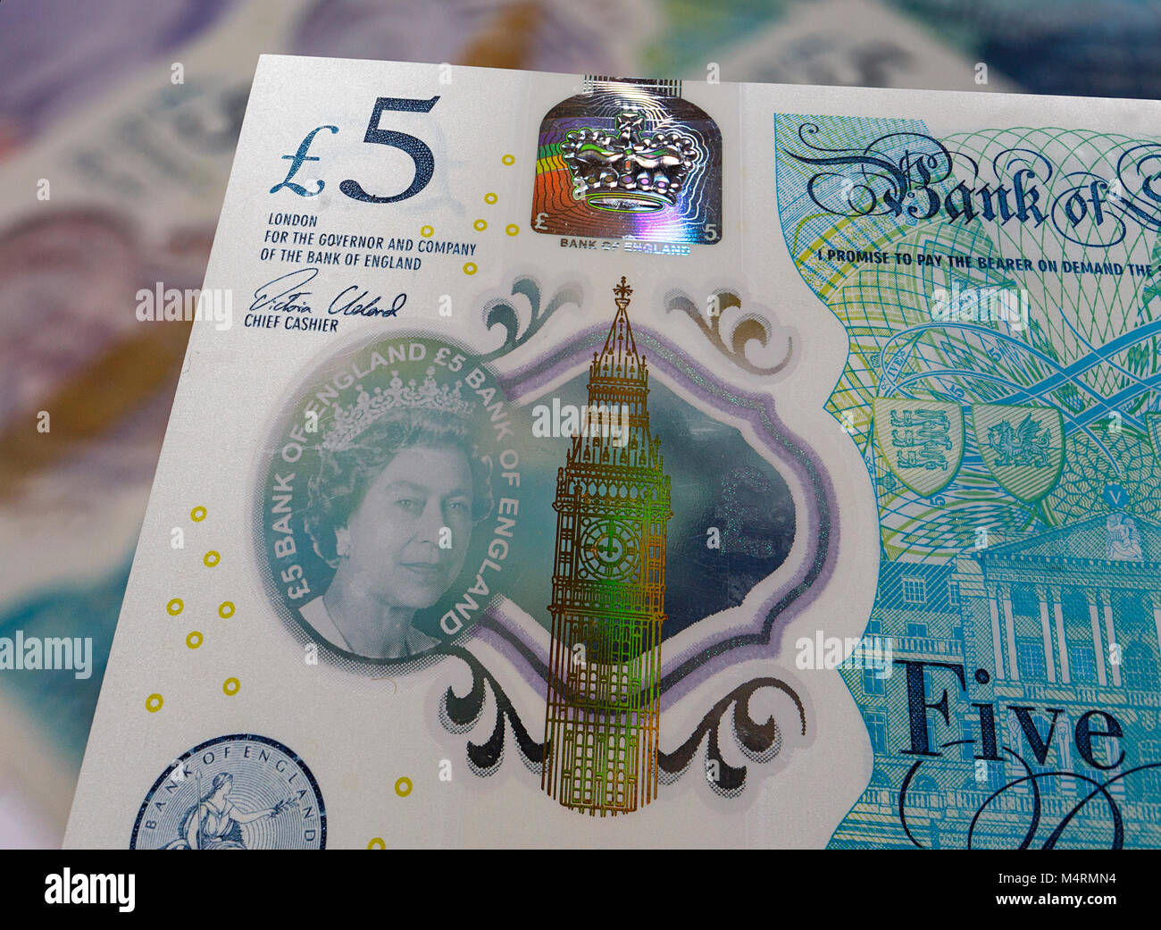 Londra, UK: Dicembre 09, 2016: Il nuovo polimero 2016 cinque pound nota con maggiore resilienza contraffatti che mostra la testa della regina Elisabetta II. Foto Stock