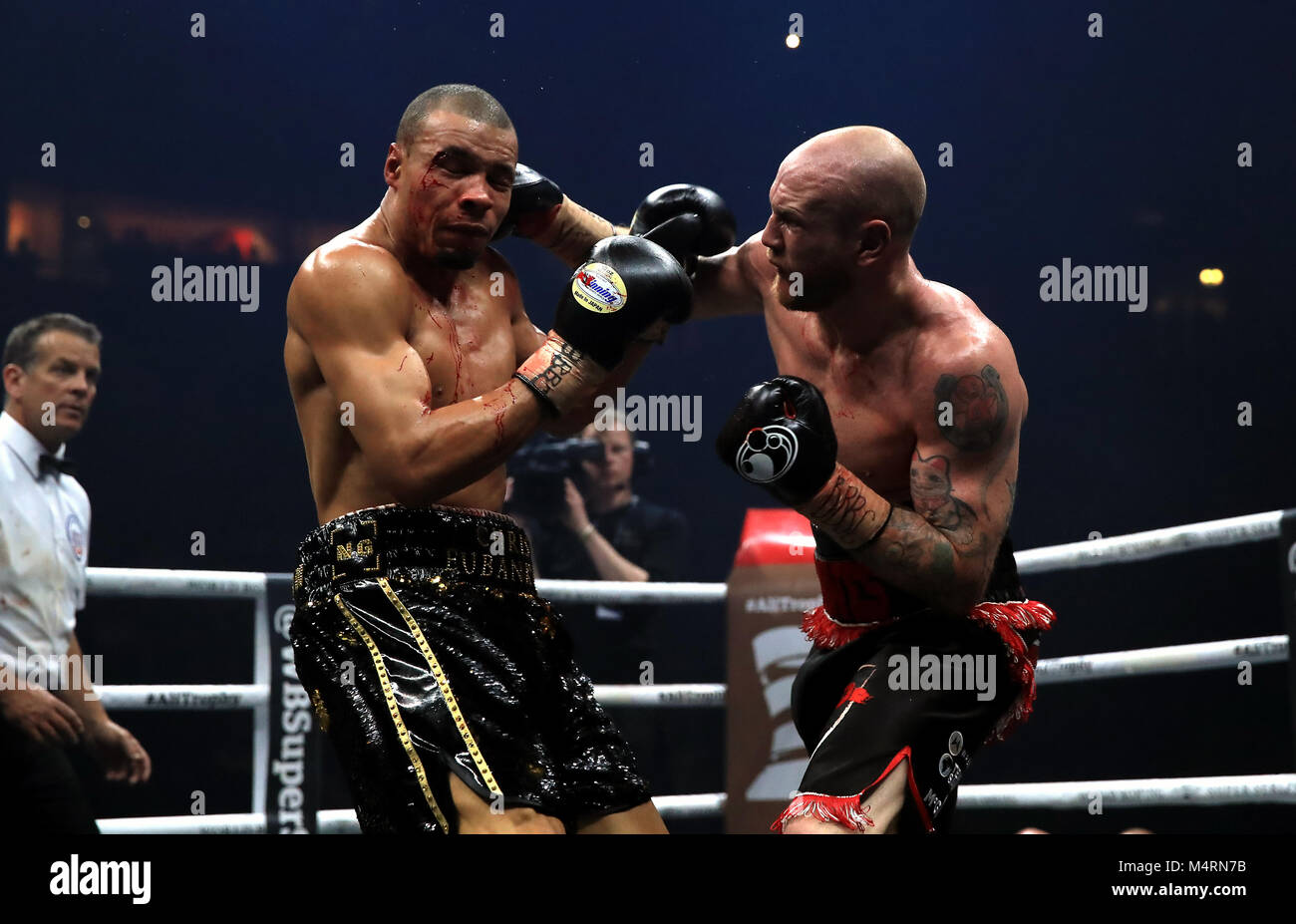 Chris Eubank (sinistra) e George Groves (a destra) durante la WBA Super-Middleweight titolo di lotta al Manchester Arena. Stampa foto di associazione. Picture Data: Sabato 17 Febbraio, 2018. Vedere PA storia il pugilato Manchester. Foto di credito dovrebbe leggere: Peter Byrne/filo PA. Foto Stock