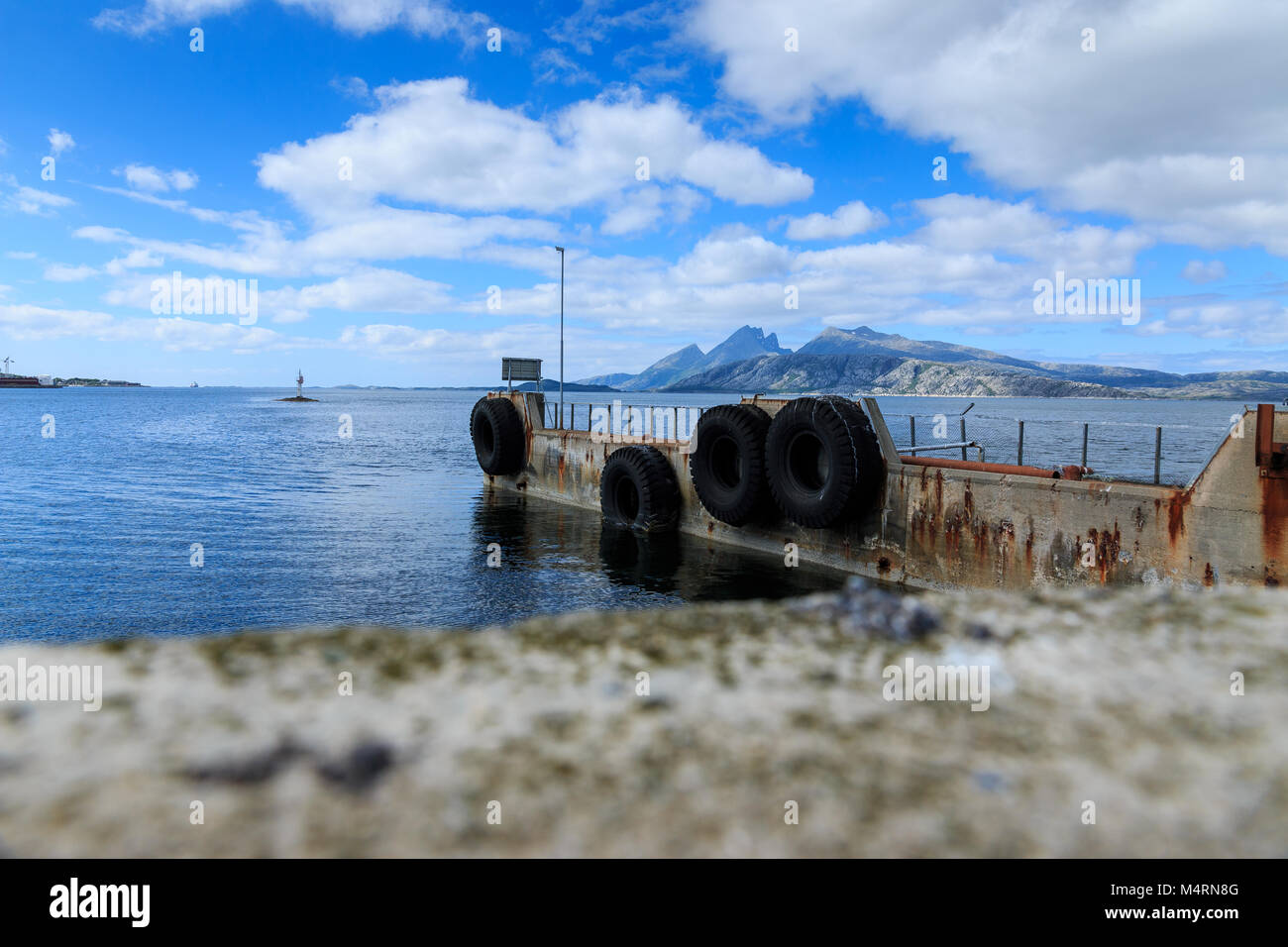 Old Ferry dock nel fiordo in Norvegia, Europa Foto Stock