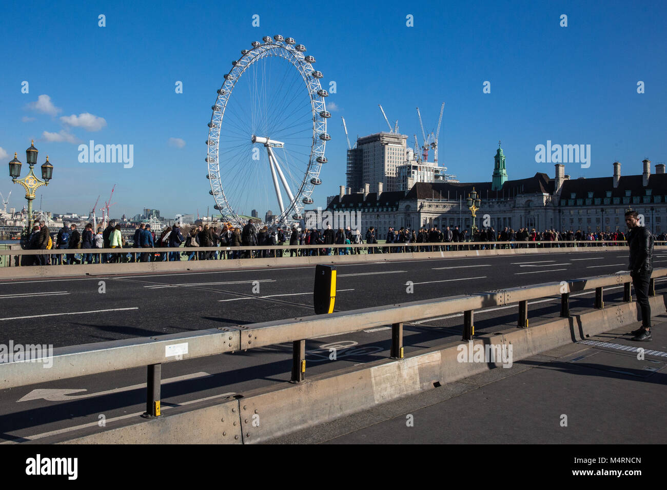Londra, Regno Unito. 17 Febbraio, 2018. Le barriere di protezione installato sul Westminster Bridge per proteggere il pubblico da attacchi del veicolo. Foto Stock