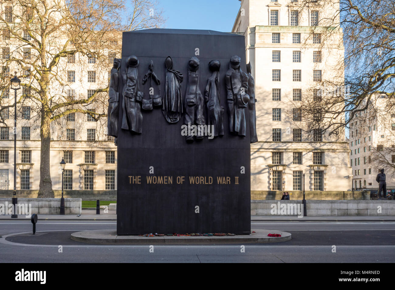 Un Monumento per le donne della II Guerra Mondiale, memoriale di guerra da John W. Mills, Whitehall, London, Regno Unito Foto Stock
