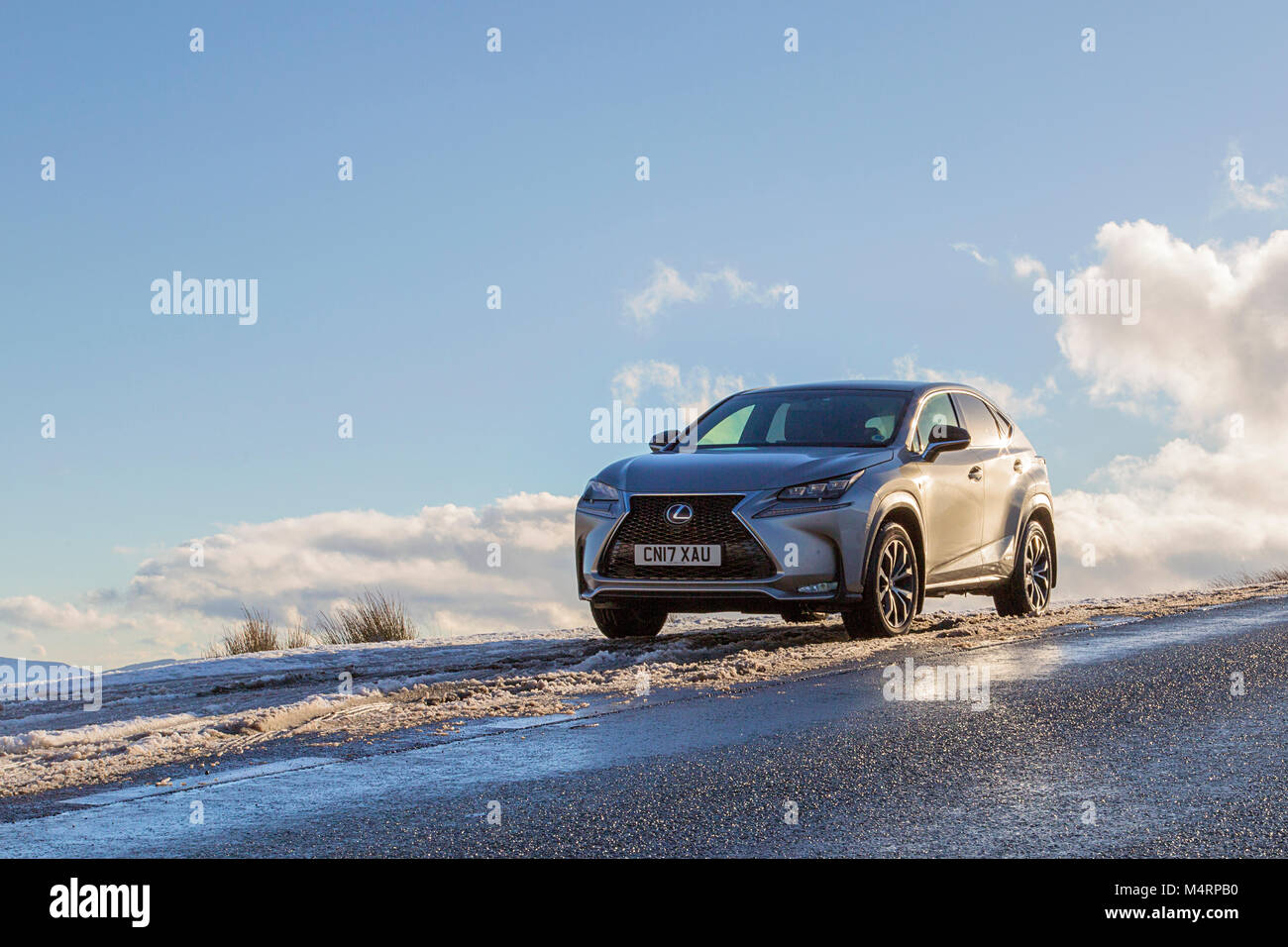 Brecon Beacons, UK: Dicembre 28, 2017: una Lexus NX 300h F-Sport crossover auto ibrida sul lato strada nella neve e nel ghiaccio. Foto Stock