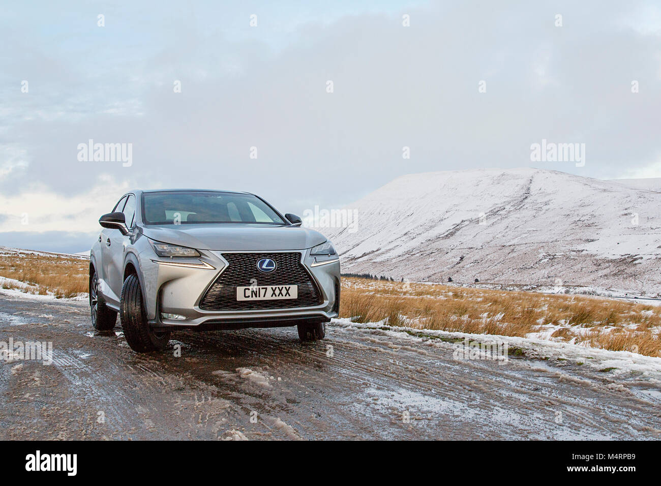 Brecon Beacons, UK: Dicembre 28, 2017: una Lexus NX 300h F-Sport crossover auto ibrida sul lato strada nella neve e nel ghiaccio. Foto Stock