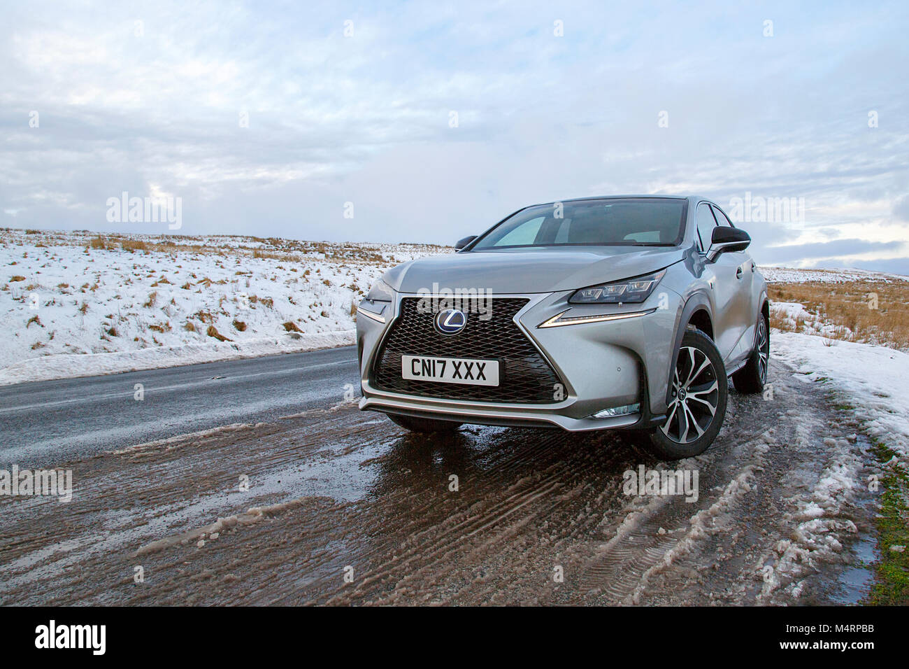 Brecon Beacons, UK: Dicembre 28, 2017: una Lexus NX 300h F-Sport crossover auto ibrida sul lato strada nella neve e nel ghiaccio. Foto Stock