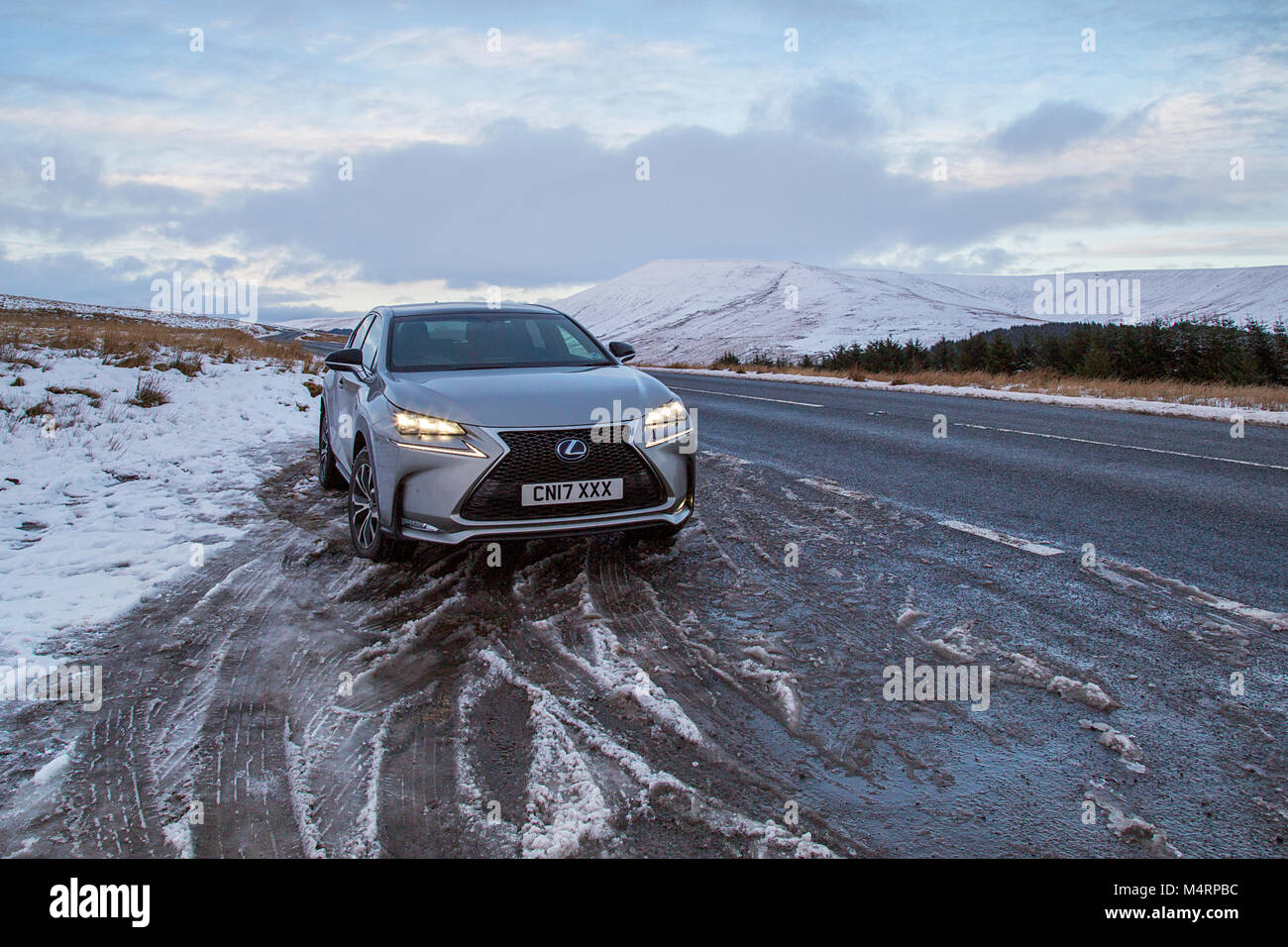 Brecon Beacons, UK: Dicembre 28, 2017: una Lexus NX 300h F-Sport crossover auto ibrida sul lato strada nella neve e nel ghiaccio. Foto Stock
