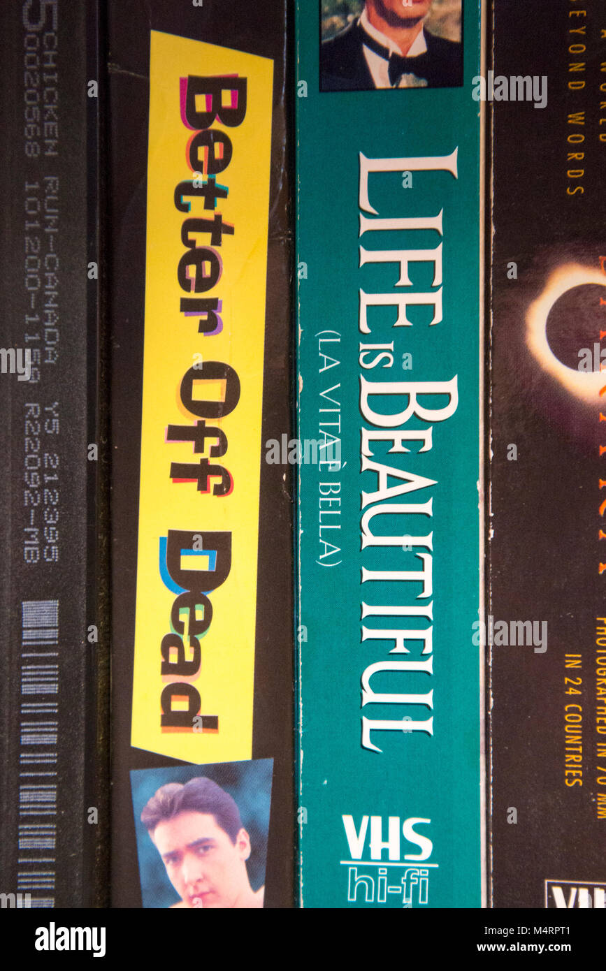 Whimsical di abbinamento di VHS titoli di film trovati insieme su un ripiano di DVD Foto Stock