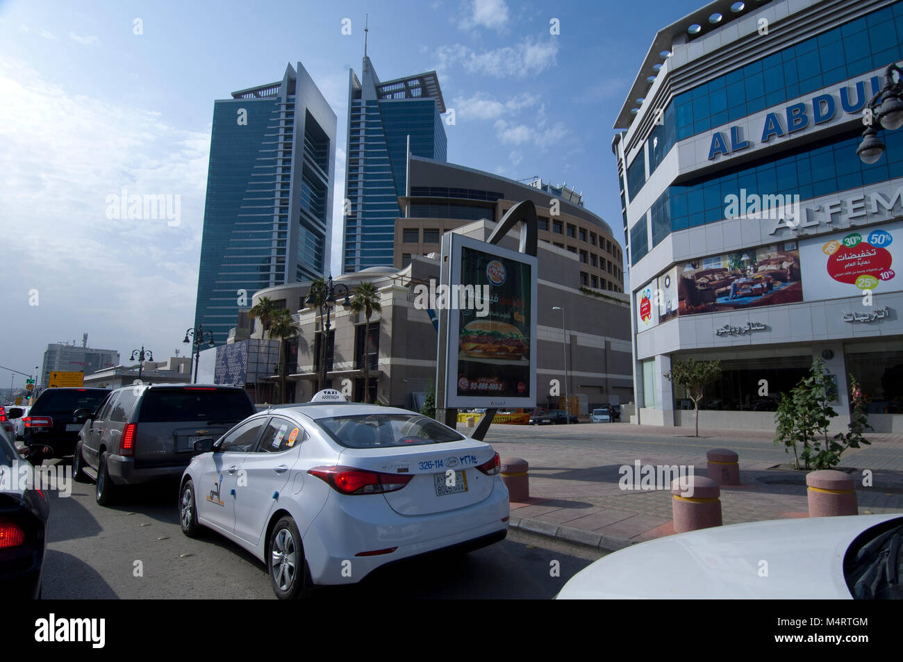 Tahlia Street con i suoi negozi, cafe e la gente, Riyadh, Arabia Saudita, 01.12.2016 Foto Stock